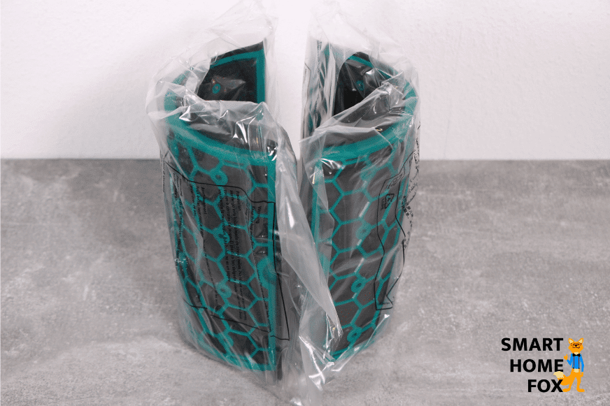 Die Runden Grünen Aktivkohlefilter Einheiten von dem Dyson Pure Hot + Cool HP04 Luftreiniger stehen sich gegenüber auf einem Tisch